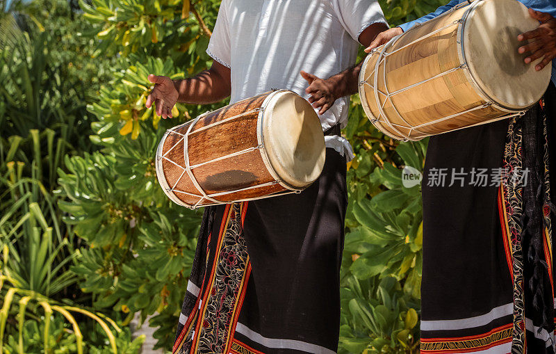 马尔代夫的Bodu Beru鼓在海滩上演奏